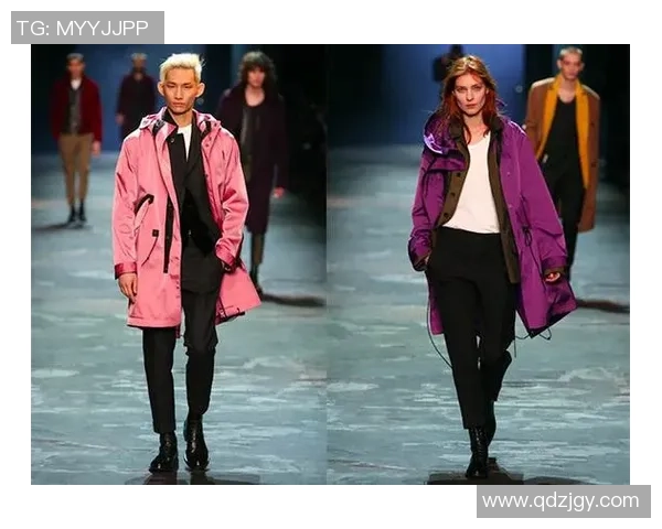 情侣携手共踢足球场上的浪漫与默契展现爱的力量与激情